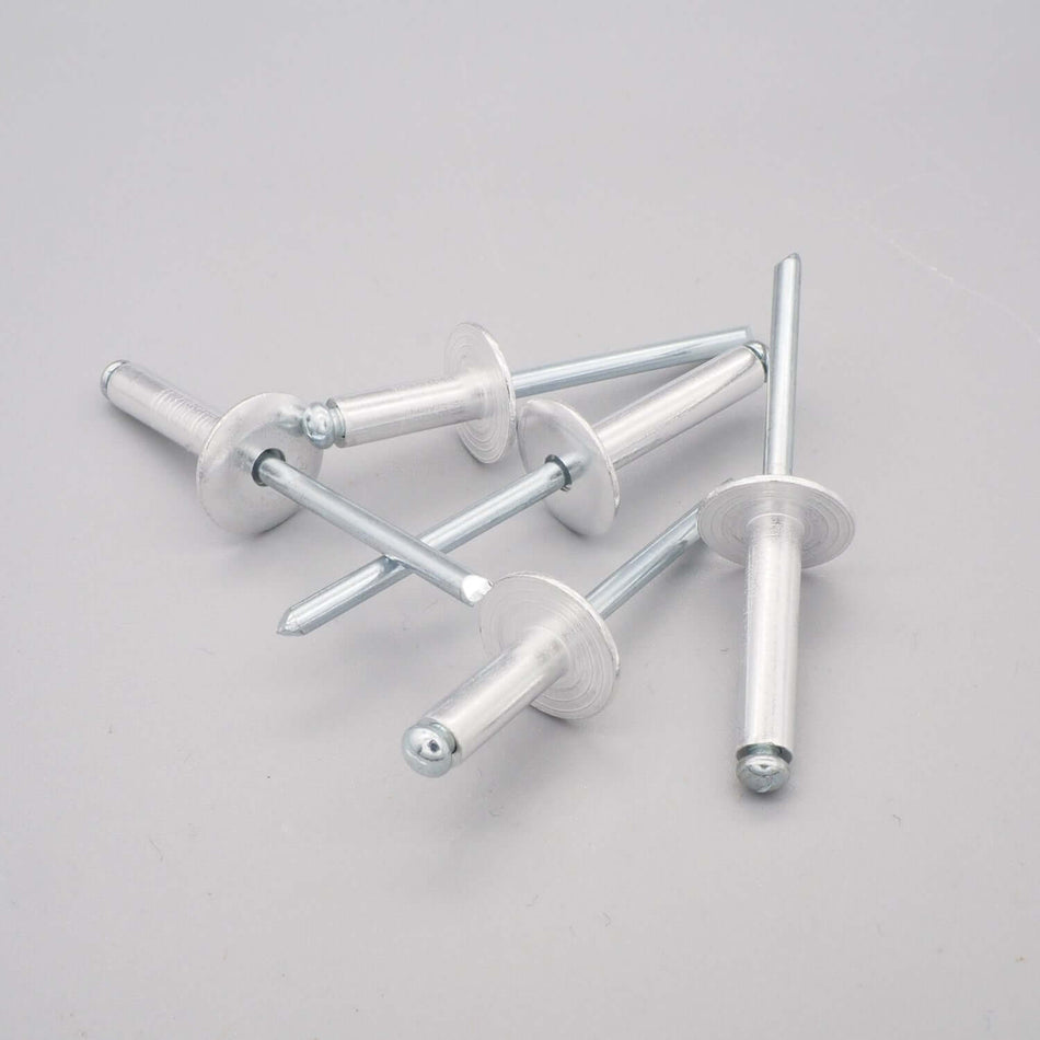 Bild på popnitar i aluminium och stål med stor krage.