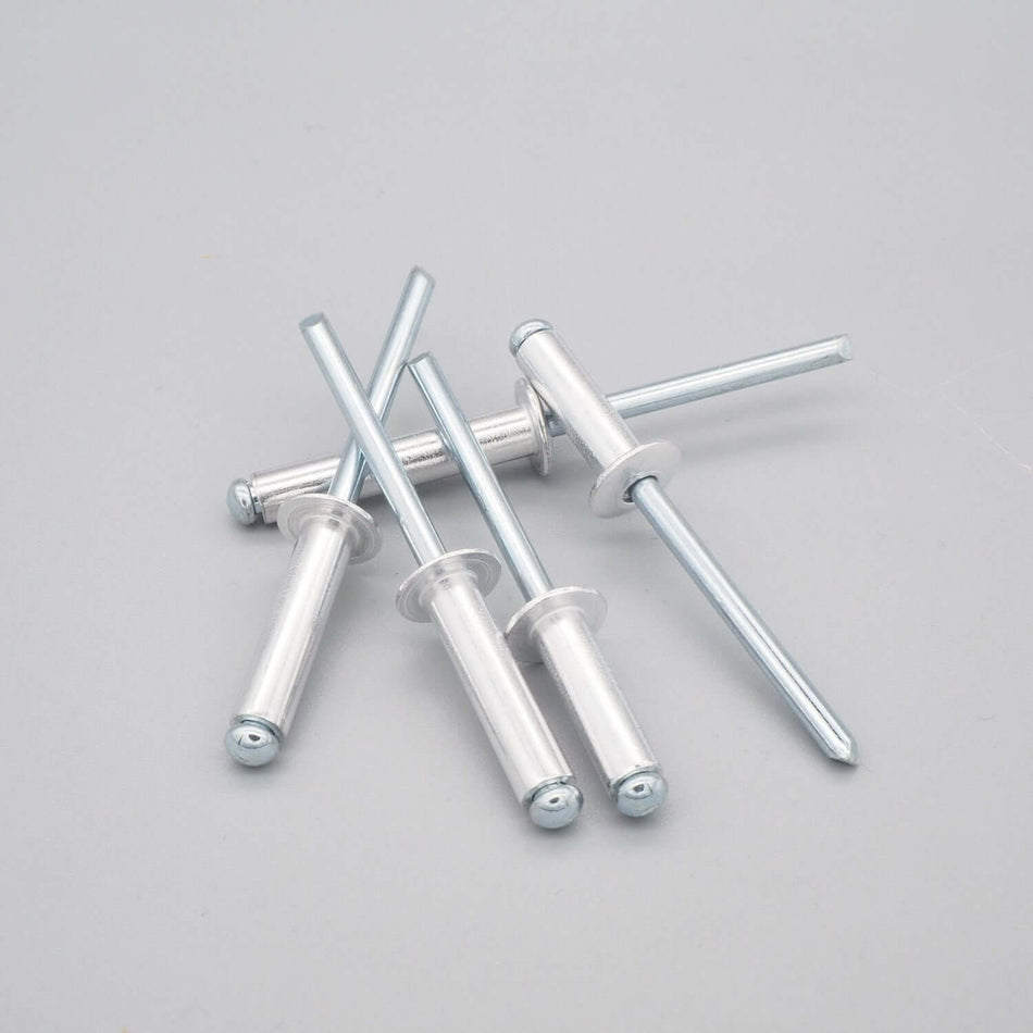 Bild på popnitar/blindnitar i aluminium och stål.