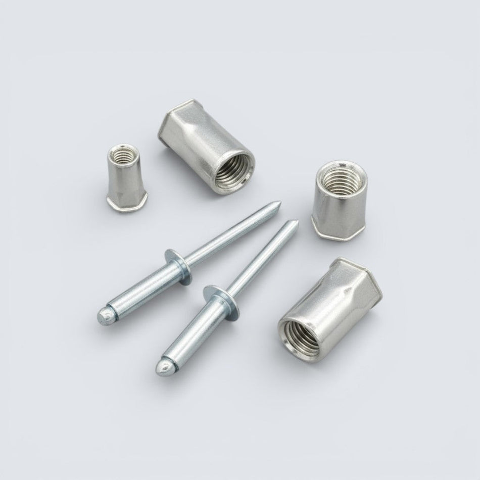 Bild på popnit och blindnitsmutter i rostfritt stål