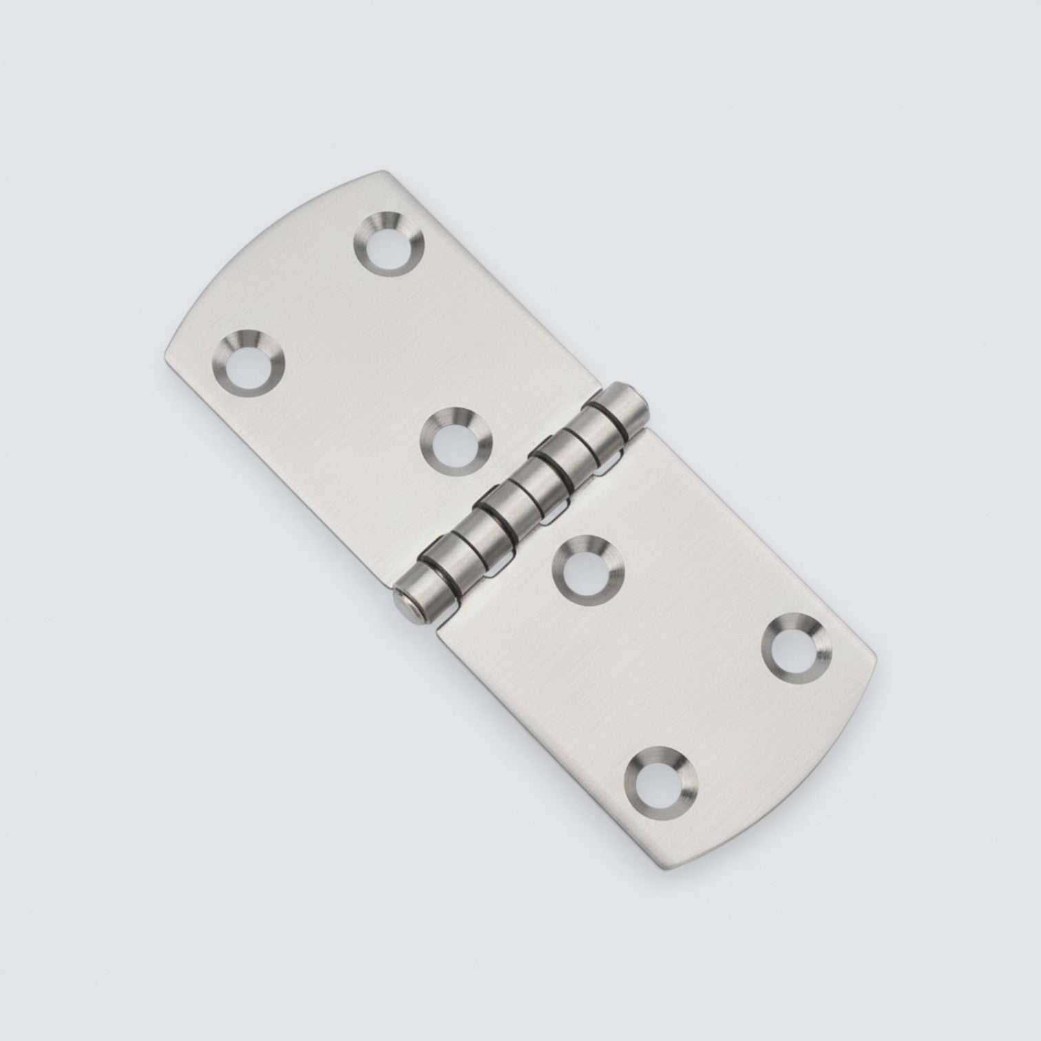 Bild på ett gångjärn i rostfritt stål mot grå bakgrund.