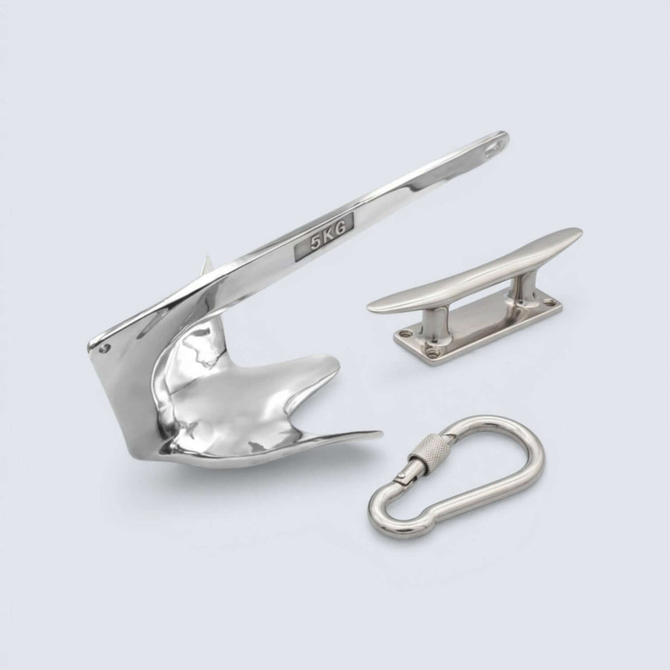 Bild på ett ankare, en knap och en karbinhake i rostfritt stål mot grå bakgrund.