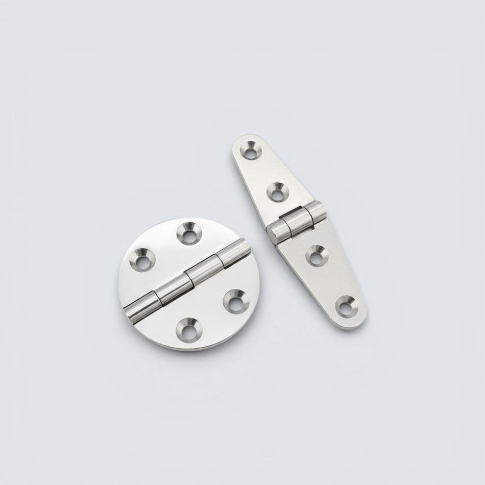 Bild på gångjärn i rostfritt stål mot en grå bakgrund.