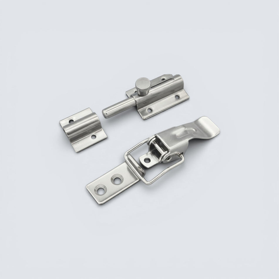 Bild på olika låsbeslag i rostfritt stål mot går bakgrund.