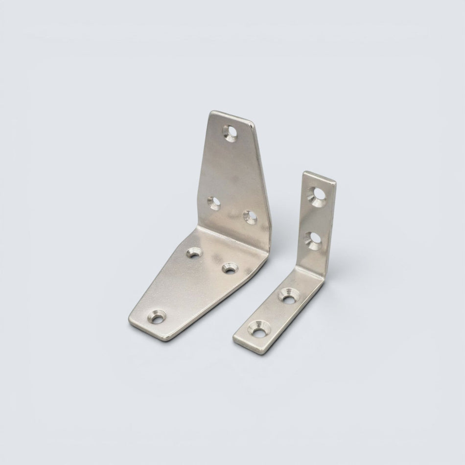 Bild på vinkeljärn i rostfritt stål mot en grå bakgrund.