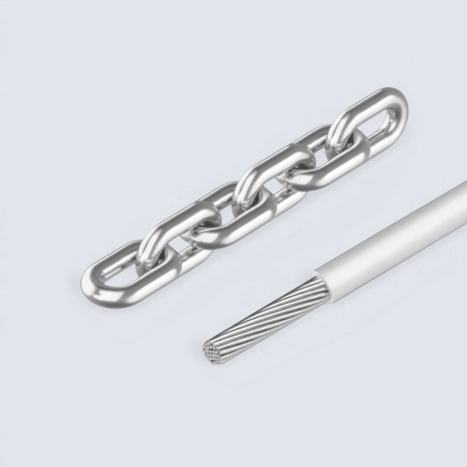 Bild på kätting och vajer i rostfritt stål mot en grå bakgrund.