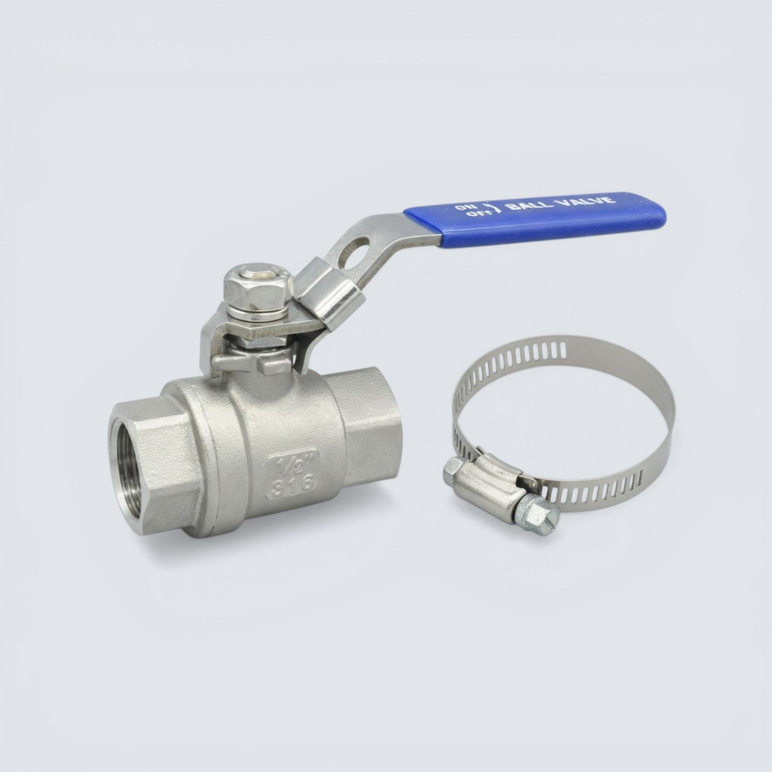 Bild på en kulventil och en slangklämma i rostfritt stål mot en grå bakgrund.