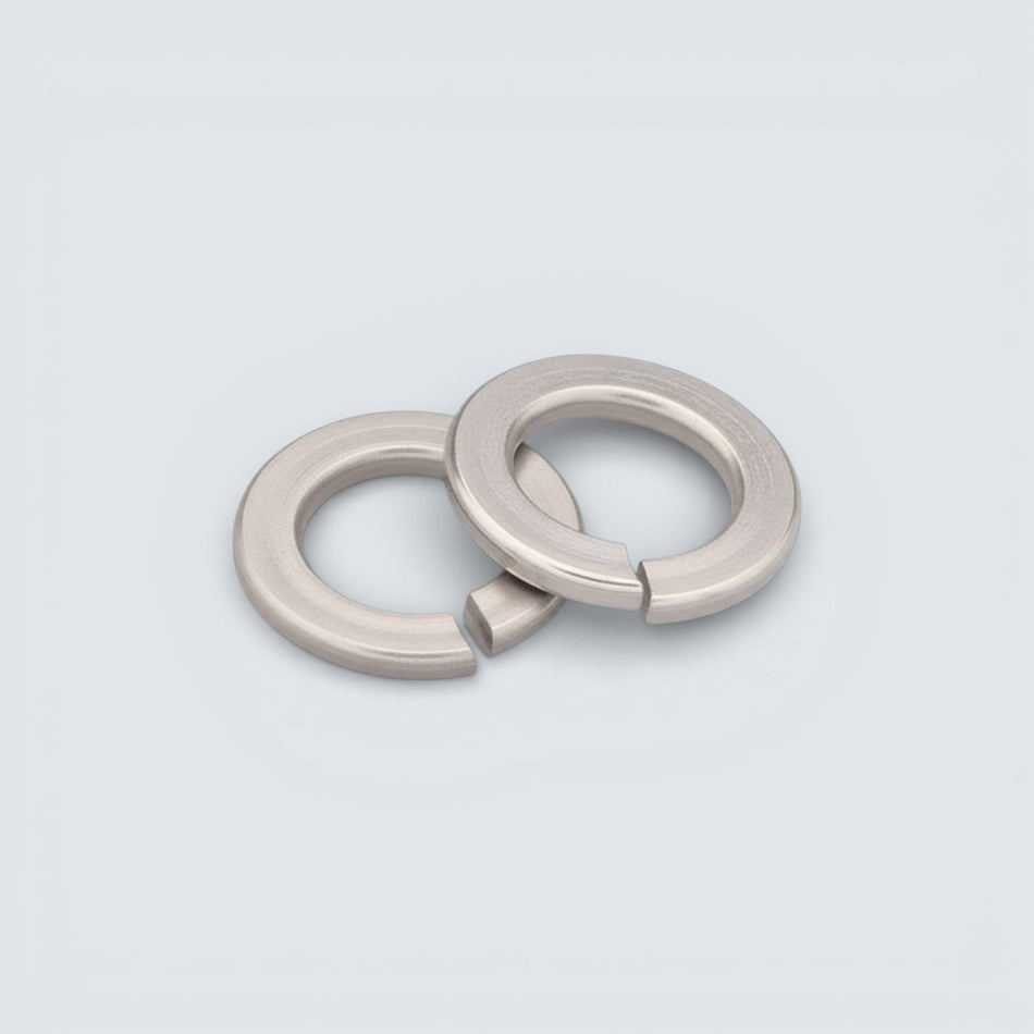 Bild på två fjäderbrickor i rostfritt stål. 