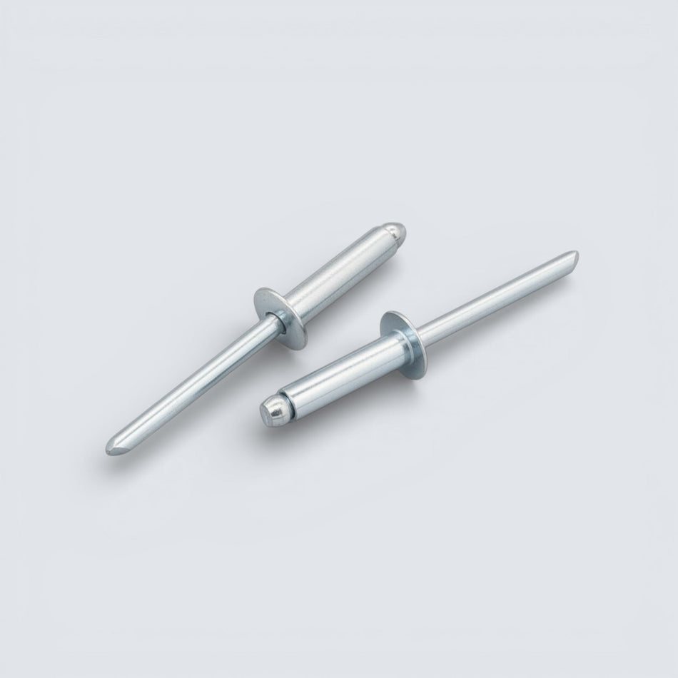 Bild på popnit/blindnit i rostfritt stål mot grå bakgrund.