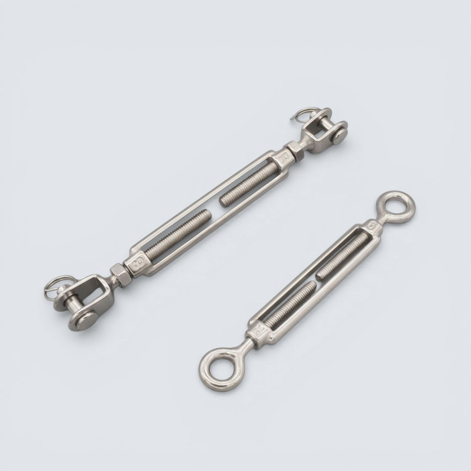 Bild på två vantskruvar i rostfritt stål mot grå bakgrund.