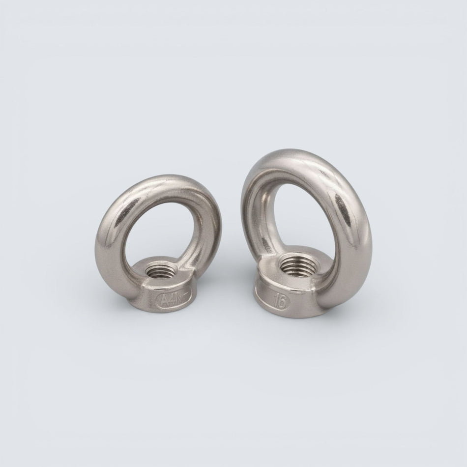 Bild på öglemutter/lyftögla i rostfritt stål mot grå bakgrund.