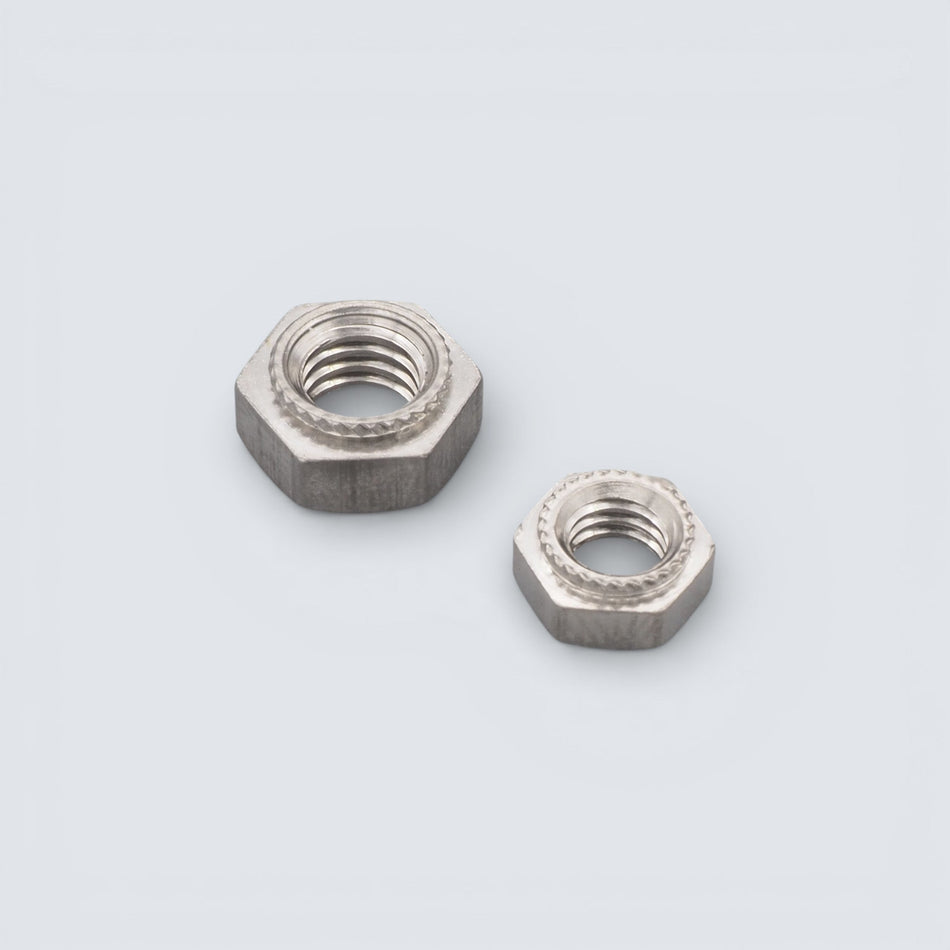 Bild på pressmutter i rostfritt stål mot grå bakgrund