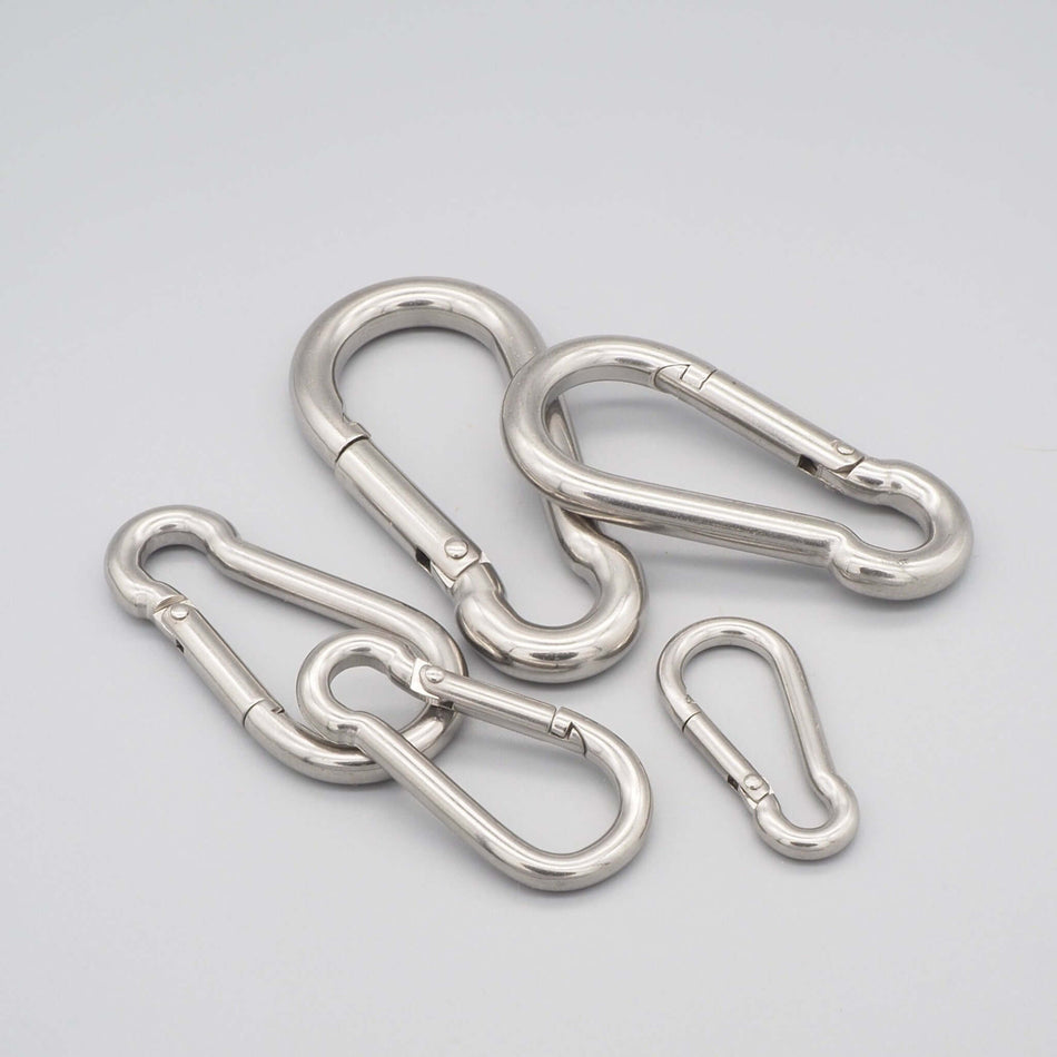 Karbinhake i rostfritt stål A4 i olika storlekar.