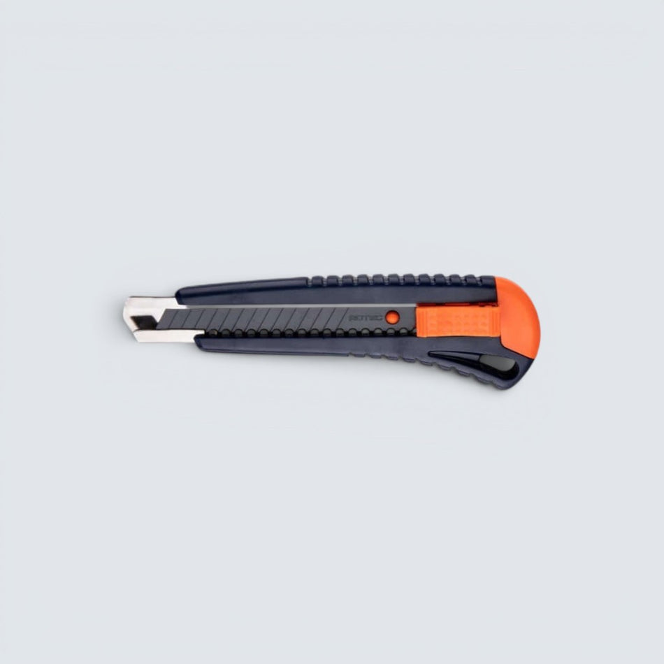 Opti-Line 18 mm brytbladskniv med mörkblått ABS-hölje, orange mjukgrepp och automatisk bladmatning.