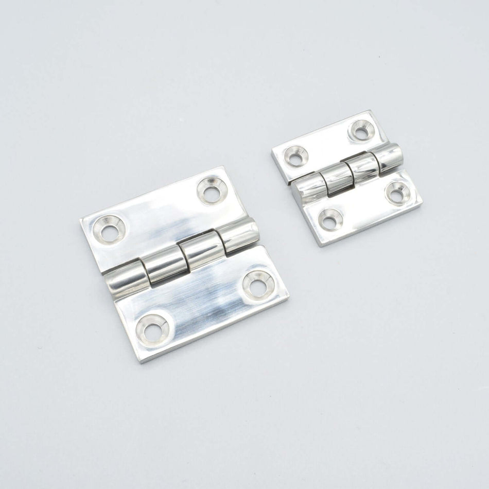 Bild på fyrkantigt gångjärn i rostfritt stål.