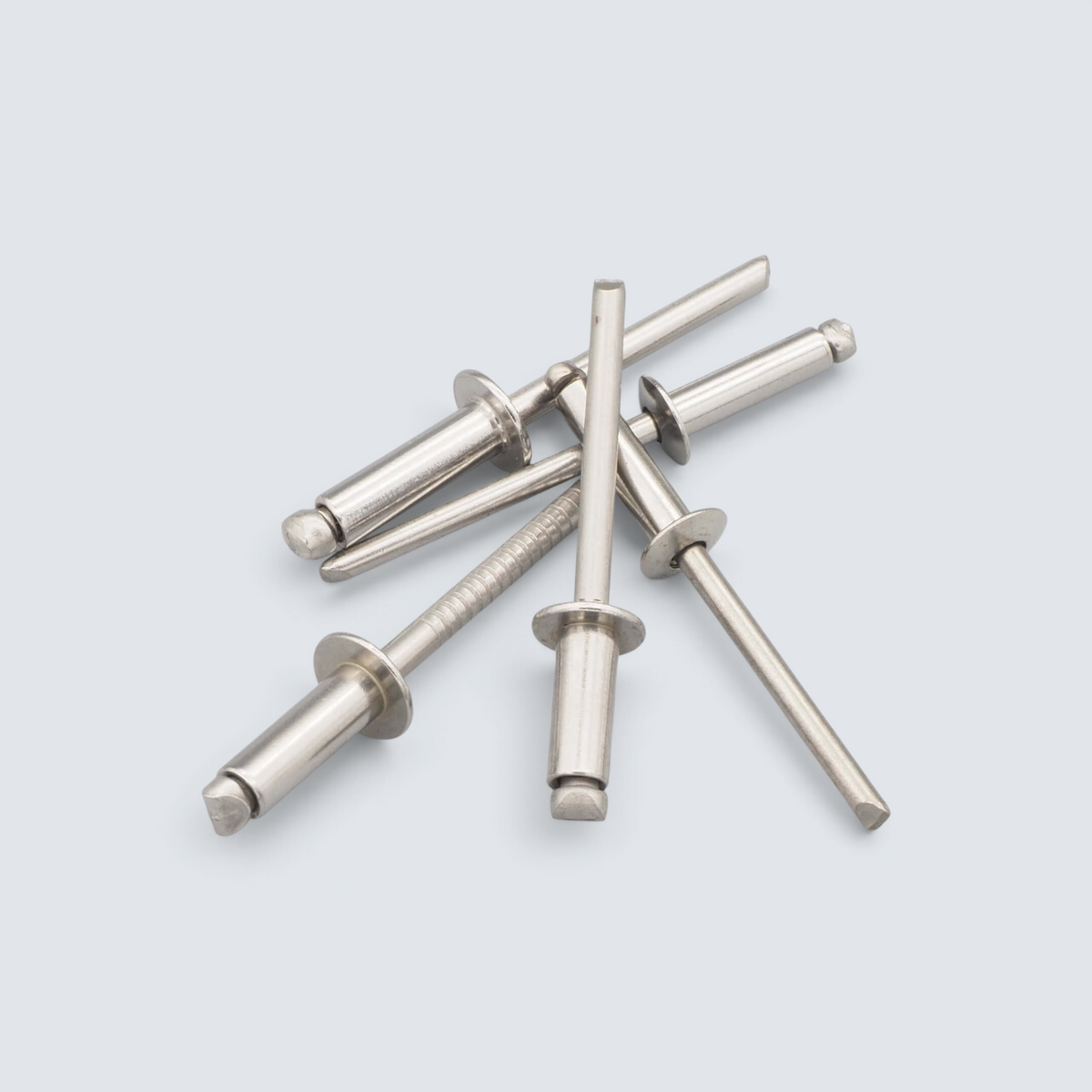 Rostfri.nu A4 stainless steel blind rivets with dome heads for corrosion-resistant fastening in metal and composite.