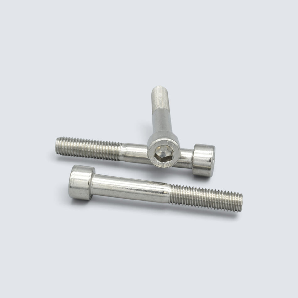 Insexskruvar DIN 912 i korrosionsbeständigt Duplex 1.4462 rostfritt stål med metrisk gänga för starka och hållbara skruvförband.