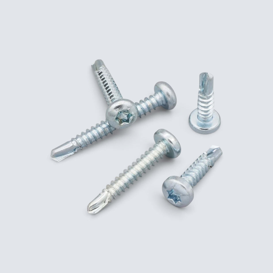 Självborrande skruvar i förzinkat stål med kullrigt huvud och Torx-spår för effektiv infästning i metall och trä.