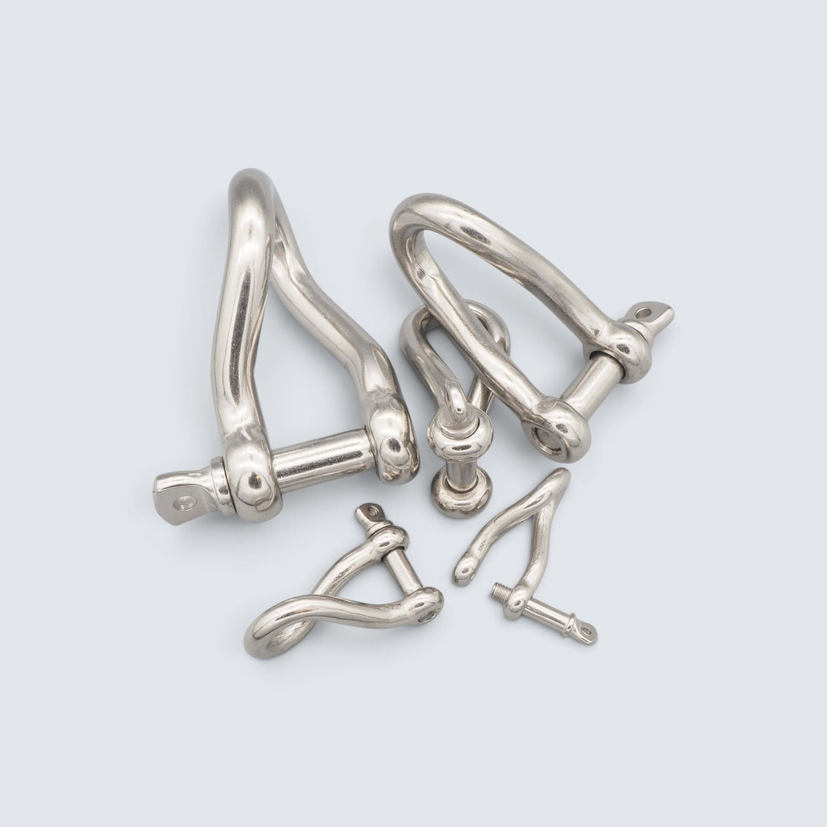 Rostfri.nu twisted D-shackles in various sizes made of polished A4 AISI 316 acid-proof stainless steel for marine use.