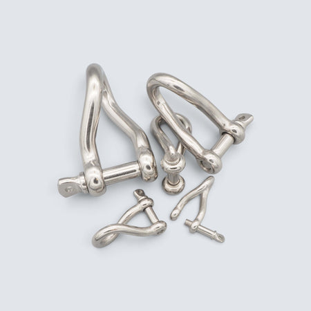 Rostfri.nu twisted D-shackles in various sizes made of polished A4 AISI 316 acid-proof stainless steel for marine use.