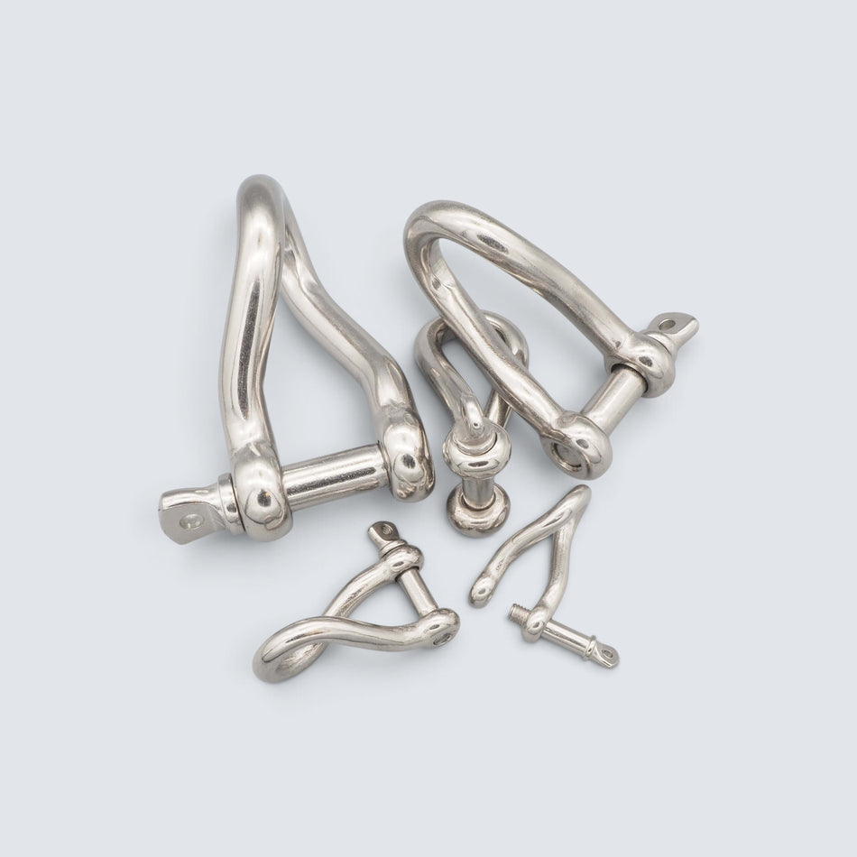 Rostfri.nu twisted D-shackles in various sizes made of polished A4 AISI 316 acid-proof stainless steel for marine use.