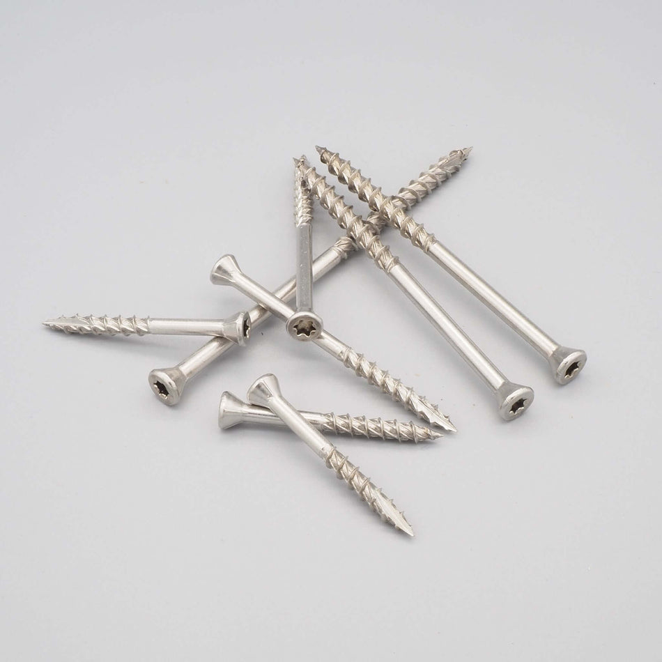 Rostfri trallskruv i olika längder.