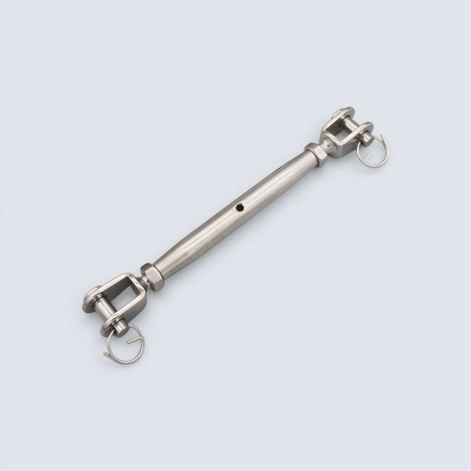 Bild på en svetsad vantskruv i rostfritt stål mot grå bakgund.